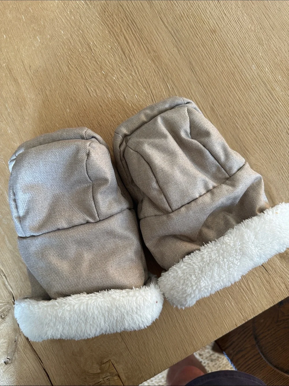 UPPAbaby Infant handmuffs in Oat with White Faux Fur Trim